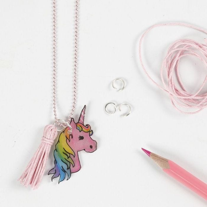 Un collier licorne en plastique thermorétractable avec un dessin pré-imprimé