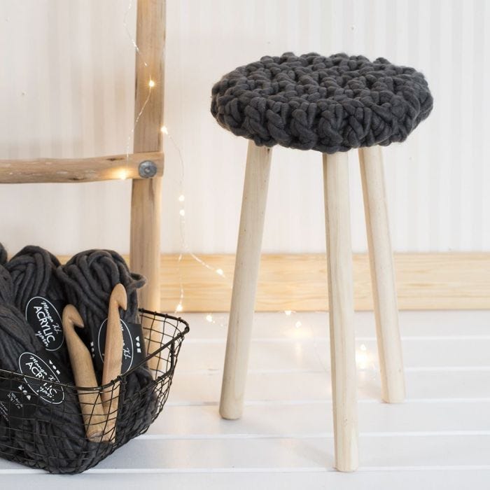 Une chaise avec un siège crocheté avec de la laine Manga XL