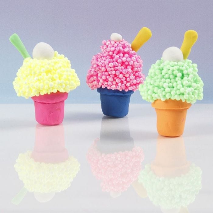 Une glace en forme de muffin faites avec la pâte Soft Foam et de la pâte à modeler