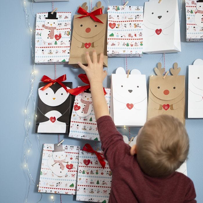 Adventkalender van papieren zakken met pooldieren