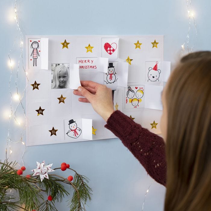 DIY kerstkalender met tekeningen, stickers en foto's