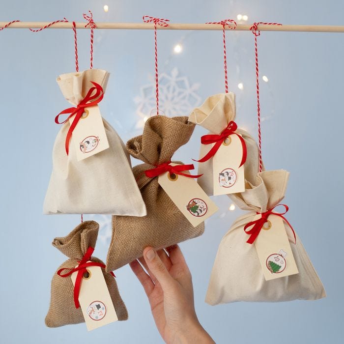 Adventskalender van textielzakken met genummerde labels