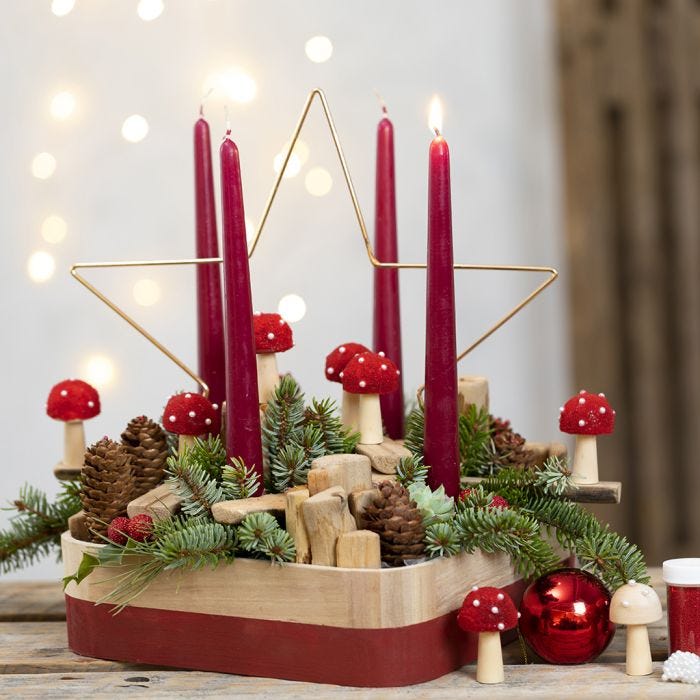 Adventskrans met metalen ster, paddenstoelen en andere houten decoraties