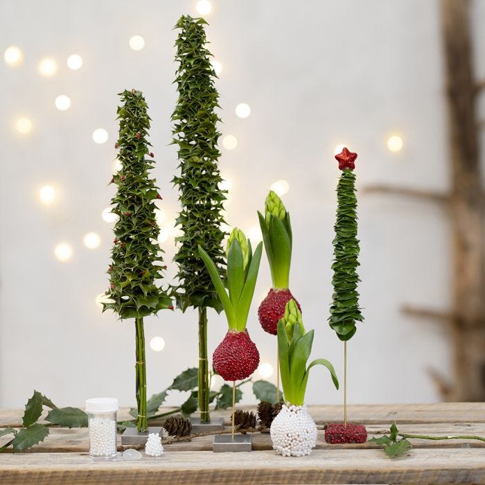 Kerstbomen en kerstversieringen van echt groen gedecoreerd met mini glasparels