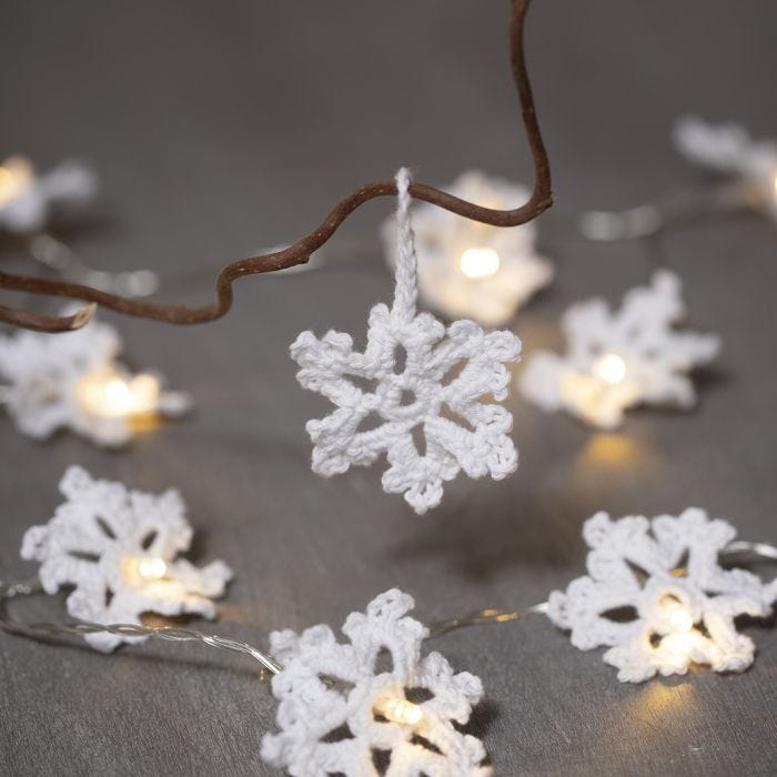 Des flocons de neige crochetés avec du fil de coton