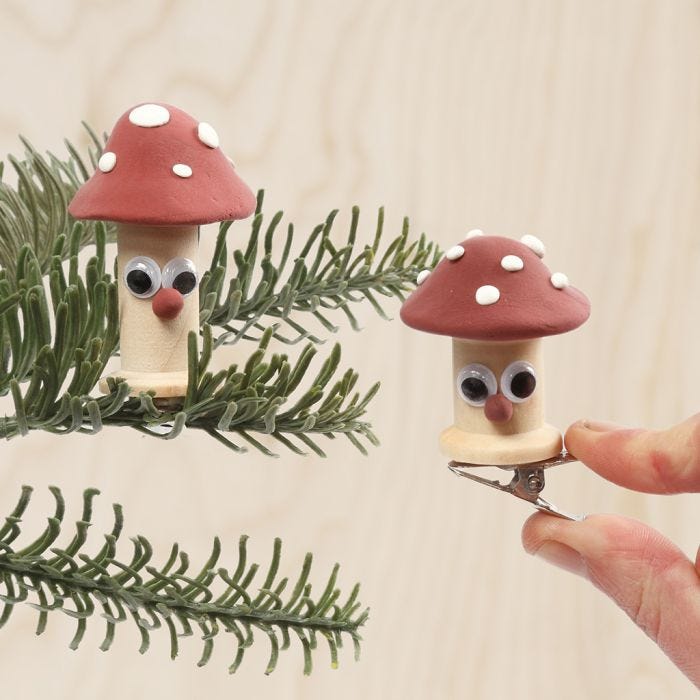 Paddestoelen gemaakt van klossen versierd met Silk Clay en wiebelogen