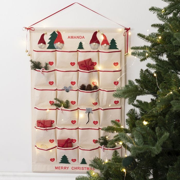 Hangende organizer als traditionele kerstkalender