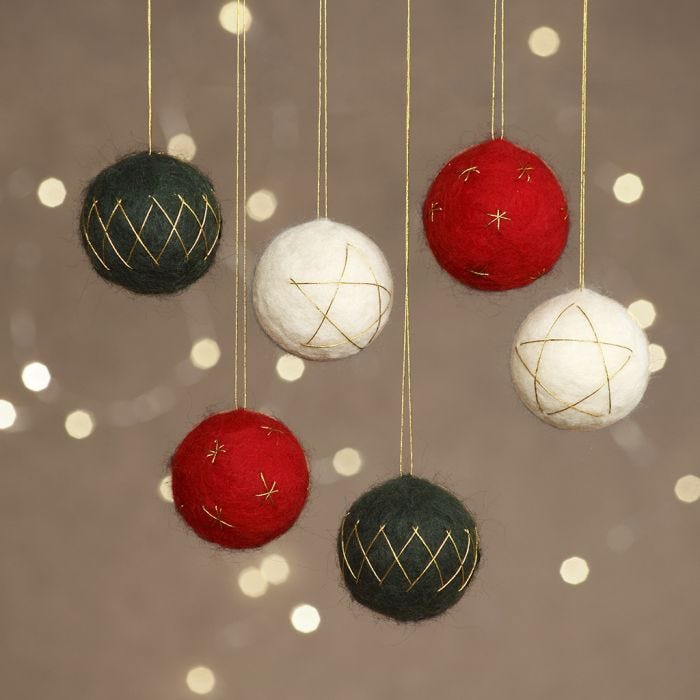 Des boules de Noël feutrées à l'aiguille à partir de boules en polystyrène décorées de fil doré