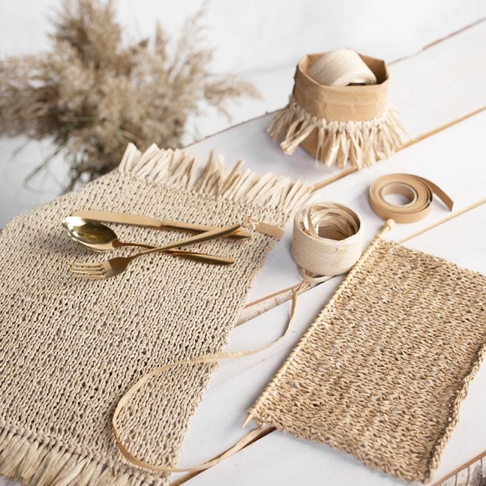 Placemats gebreid van papieren raffia met tassels