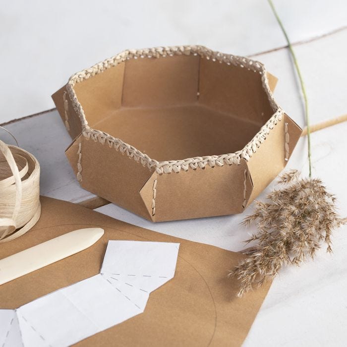 Décorez un porte-savon et un distributeur de savon avec des fleurs pressées