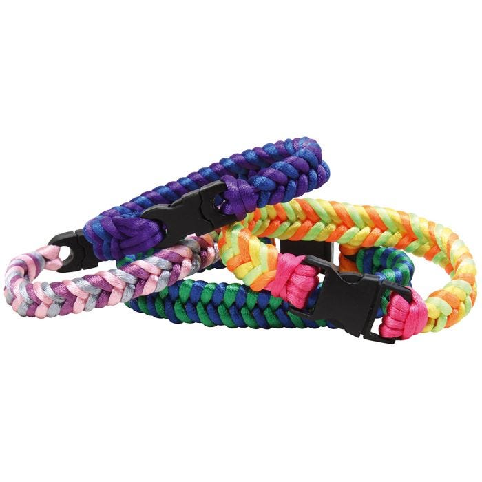 Beau bracelet tressé en cordons satinés