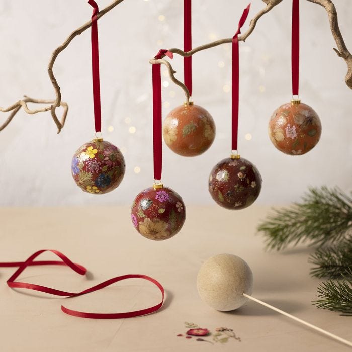 Boules de Noël décorées de fleurs séchées