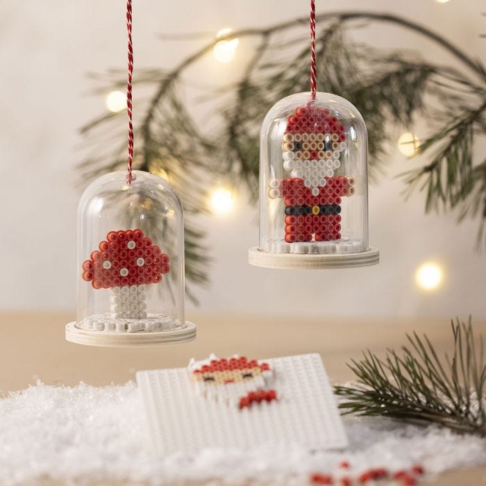 Cloche de Noël décorée d'un père Noël et d'un champignon faits en perles BioBeads