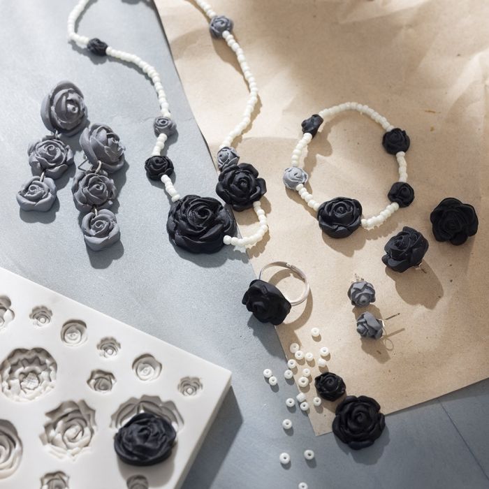 Bijoux décorés de roses faites en pâte à modeler pour bijoux