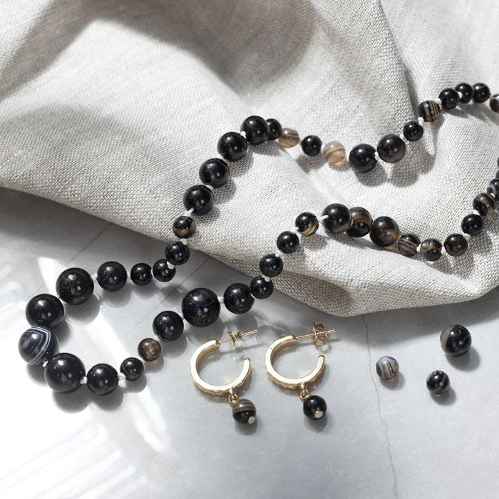 Bijoux faits avec des perles d'agate noire