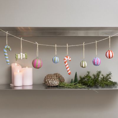 Kleurrijke kerstdecoraties gemaakt van papiermaché