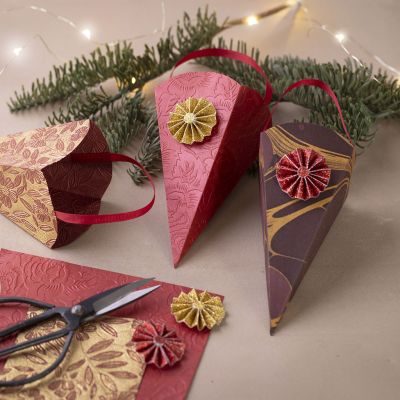 C&ocirc;ne de No&euml;l d&eacute;coratif en papier artisanal