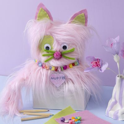 Kat genaaid van imitatiebont