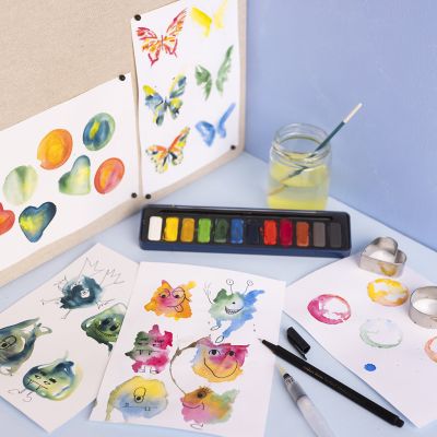 Peignez des figurines imaginaires et des papillons à l’aquarelle