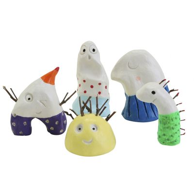 Kleine beeldhouwwerkjes van zelfhardende klei