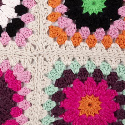 Zo voegt u granny squares samen met een platte naad
