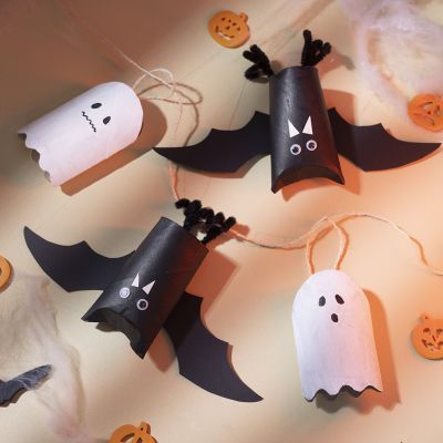 Spook- en vleermuisslinger gemaakt van kartonnen buizen
