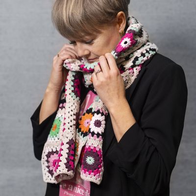 Gehaakte sjaal met granny squares