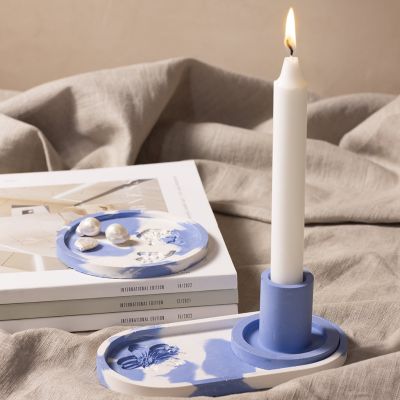 Giet een kandelaar en dienblad met reliëfmotief