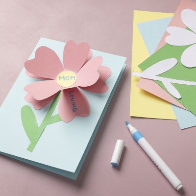 Kartonnen bloemenkaart met lieve groeten