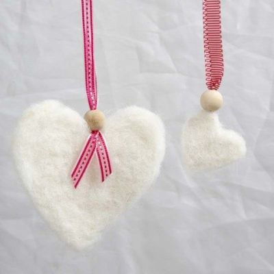 Vilten harten met decoratief lint