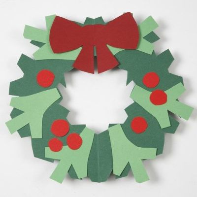 Kerstkrans met strik van karton