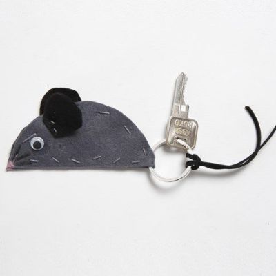 Een muis van vilt aan een sleutelring