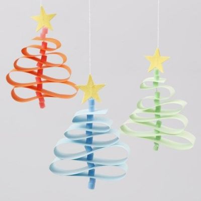 Kerstbomen van papieren vlechtstroken met een Nabbi kralen stam