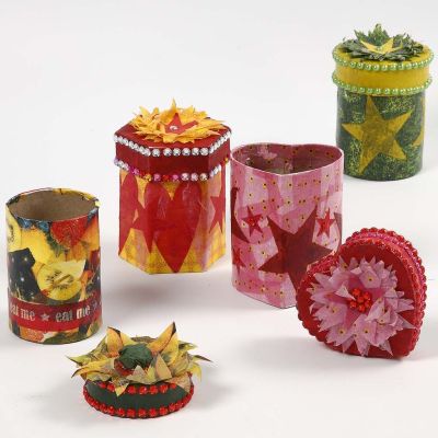 Découpage sur une boîte en papier-mâcher