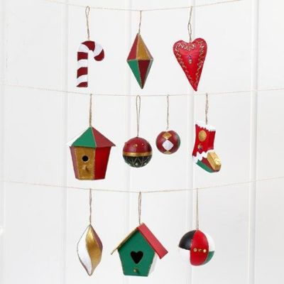 Des décorations de Noël à suspendre en papier-mâché