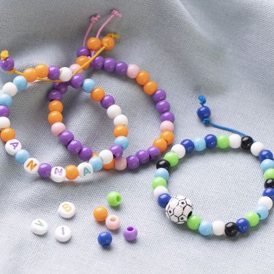 Elastische armbanden met plastic kralen