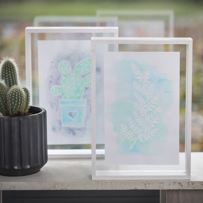 Une image avec des dessins faits avec de la gomme à dessiner et de la peinture aquarelle dans un cadre 3D