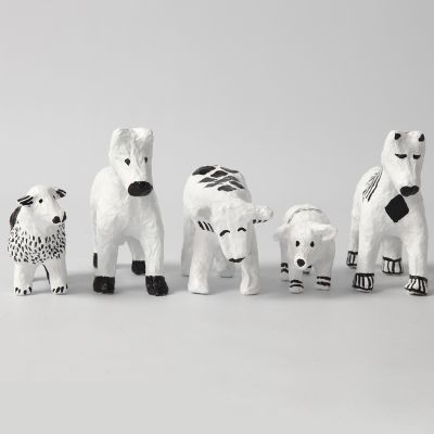 Animaux en papier mâché aux motifs graphiques