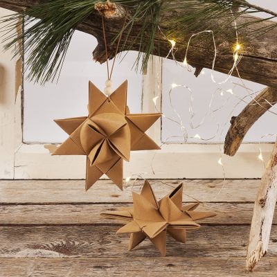 Une étoile de Noël tissée à partir de bandes en simili-cuir