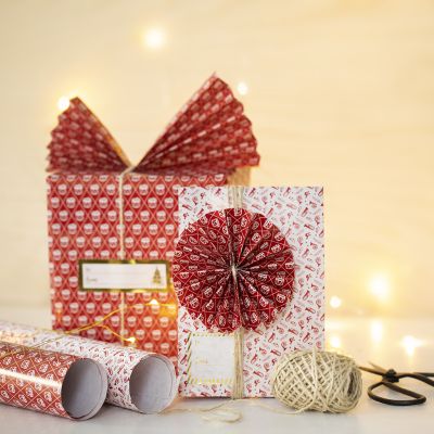 Emballage cadeau de Noël avec un éventail en papier et une rosace en papier.