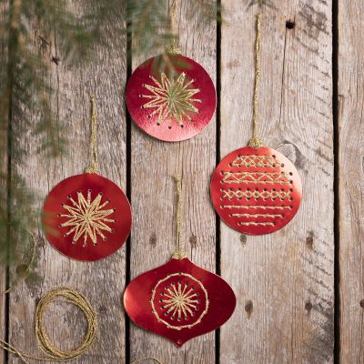 Boules de Noël en carton pour broderie au point de croix