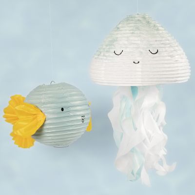 Une méduse et un poisson faits à partir d'une lampe en papier de riz décorée avec de la peinture acrylique et du papier de soie