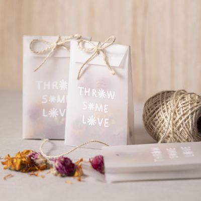 Een vellum papieren zakje met gedroogde bloemen voor confetti