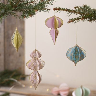 3D kerstballen gemaakt van handgemaakt papier