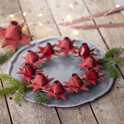 Une &eacute;toile de No&euml;l tiss&eacute;e avec un bouton de rose