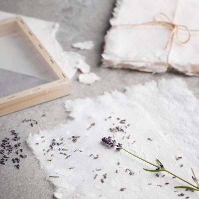 Hoe maak je handgeschept papier met effecten