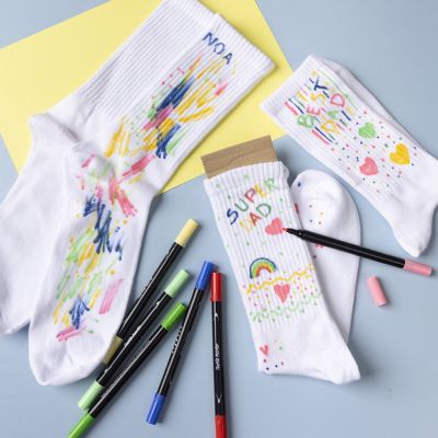 Des chaussettes de Noël décorées avec des feutres textiles