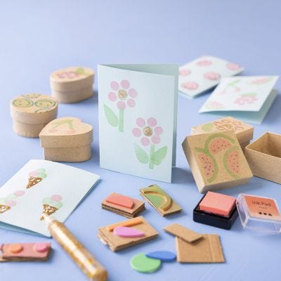Impressions tampon sur des cartes et des boîtes