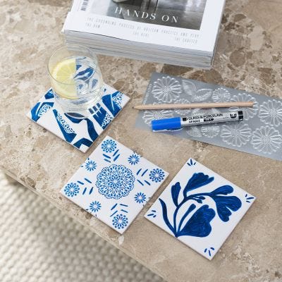 Dessous de verre décorés à l'aide d'un feutre pour porcelaine