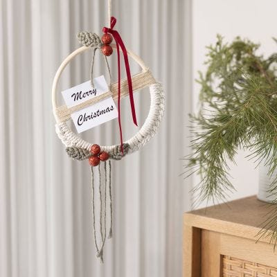 Couronne de Noël nouée avec la technique du macramé